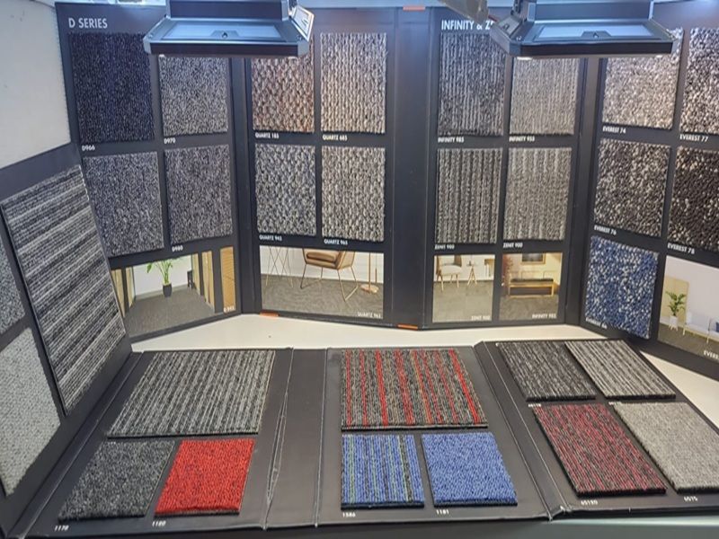 Karo halı modelleri: showroom teşhir panelinde D Series, Quartz, Infinity, Zenit ve Everest numuneleri