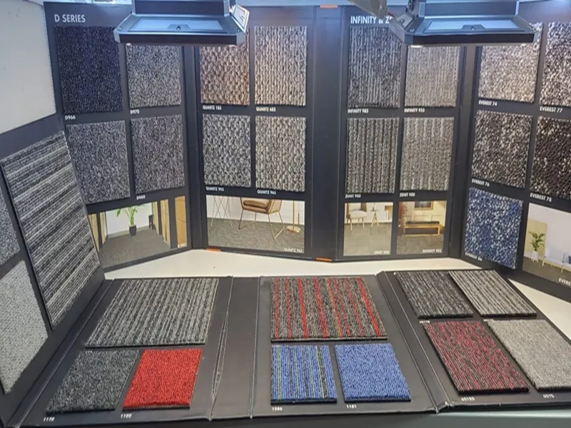 Quartz karo halı numuneleri; showroom teşhir panelinde 185, 685, 945 ve 965 renk kodları